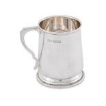 A SILVER OVOID FOOTED PINT MUG, WALKER & HALL