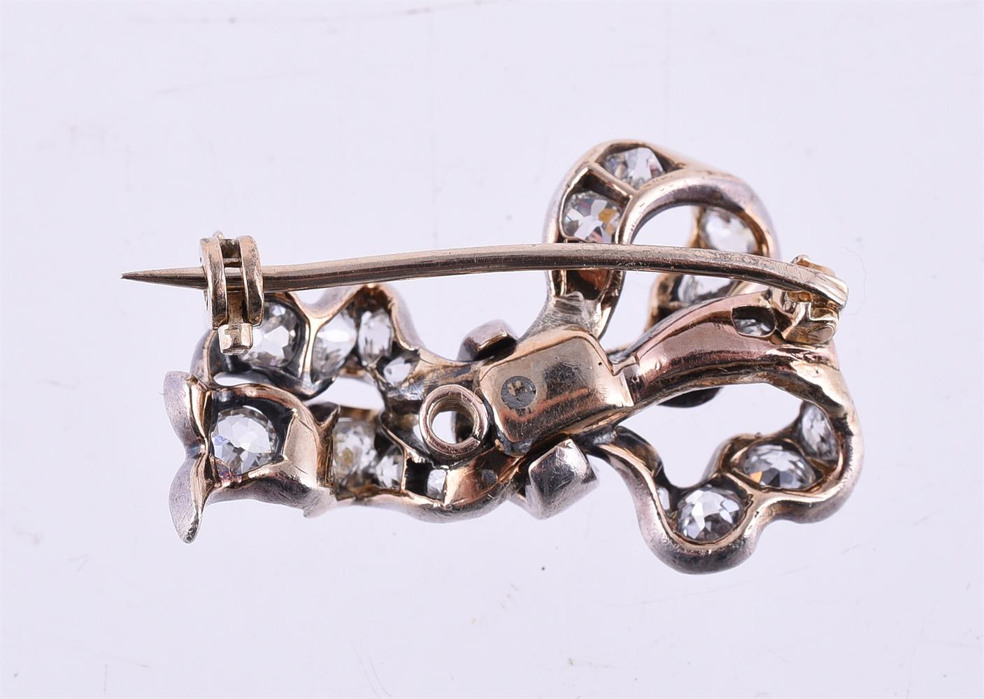 A LATE 19TH CENTURY DIAMOND BOW BROOCH - Bild 2 aus 2