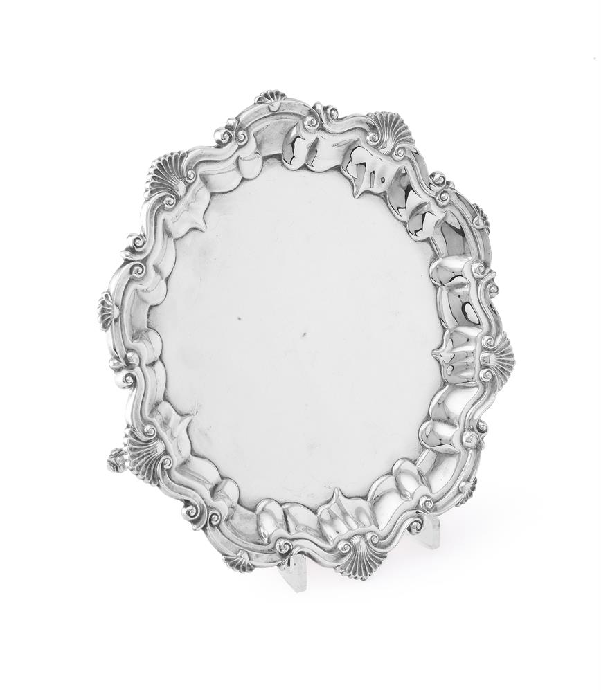 AN EDWARDIAN SILVER SHAPED CIRCULAR SALVER, BARKER BROTHERS