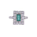 A 1920S EMERALD AND DIAMOND PANEL RING