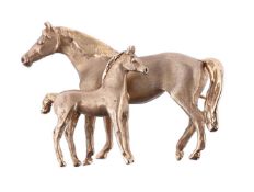 A 9 CARAT GOLD MARE AND FOAL BROOCH, LONDON 1986