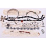 A SMALL COLLECTION OF SILVER COLOURED JEWELLERY AND COSTUME JEWELLERY