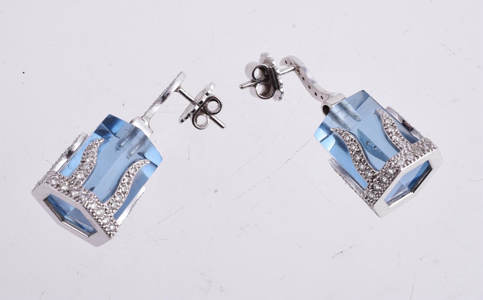 A PAIR OF DIAMOND AND BLUE STONE EARRINGS - Bild 2 aus 2