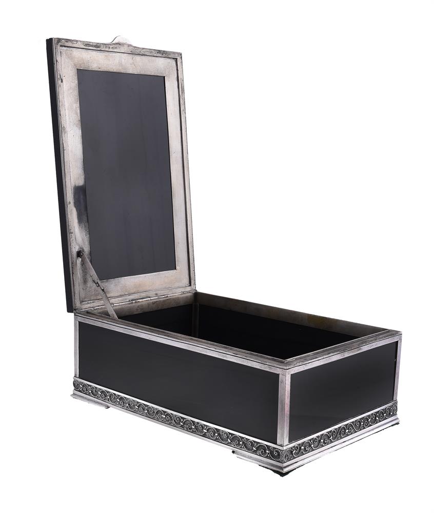 A CONTINENTAL SILVER MOUNTED ONYX AND GREEN HARDSTONE RECTANGULAR CASKET, STAMPED 2C6 and 875 - Image 2 of 2