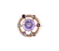 A LATE VICTORIAN HARDSTONE HOOPED BROOCH, CIRCA 1900