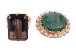 A SMOKEY QUARTZ DRESS RING AND A GREEN STONE AND CULTURED PEARL CLUSTER BROOCH/PENDANT