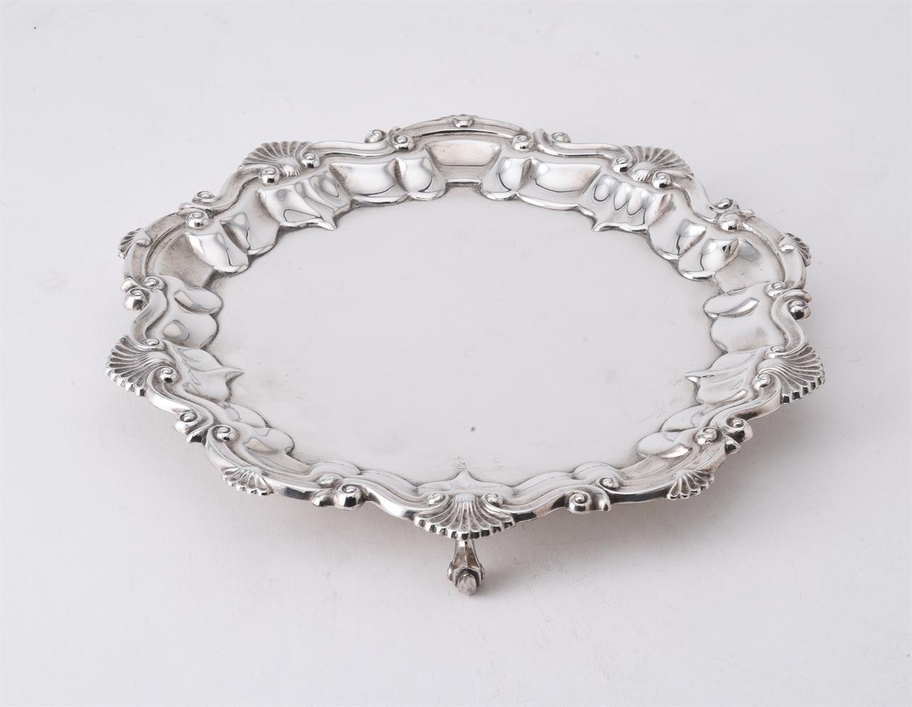 AN EDWARDIAN SILVER SHAPED CIRCULAR SALVER, BARKER BROTHERS - Image 2 of 3