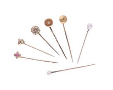 A COLLECTION OF EARLY 20TH CENTURY STICKPINS