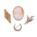 A COLLECTION OF BROOCHES