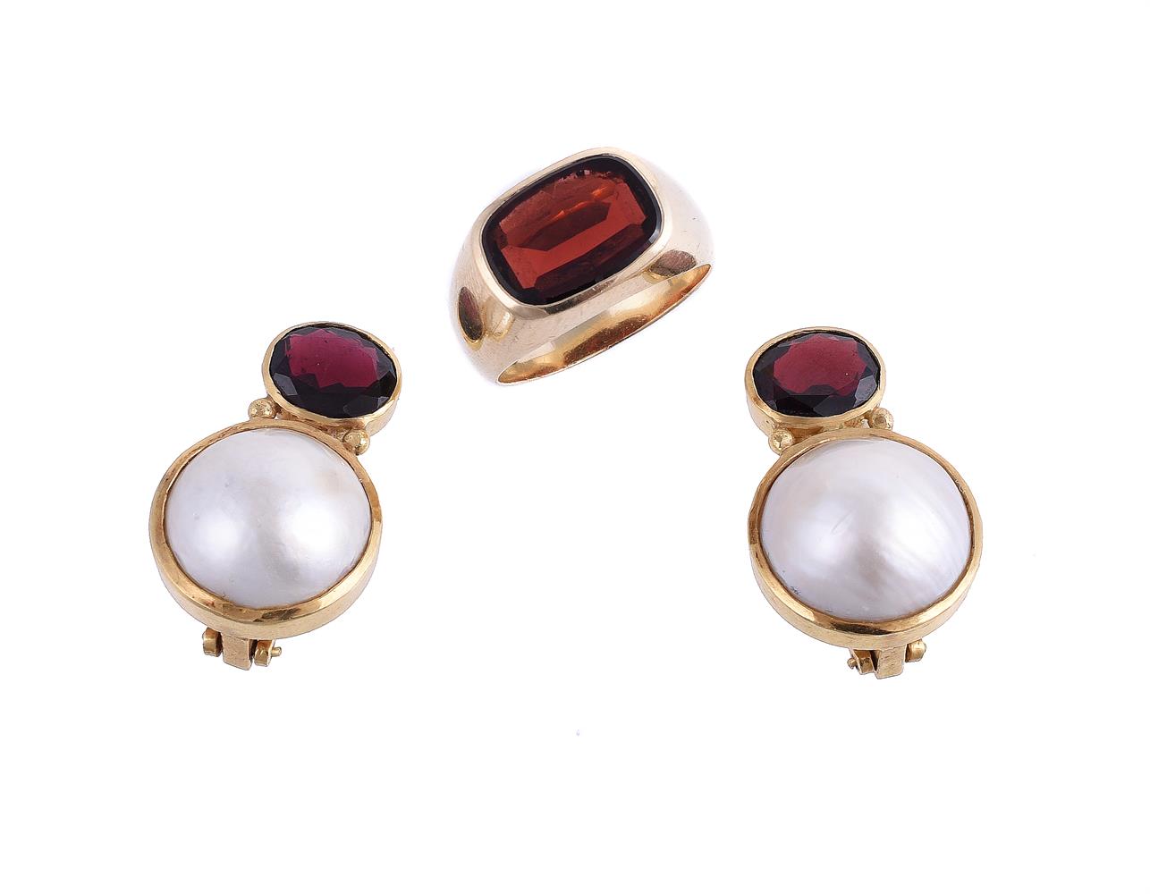 A PAIR OF MABÉ PEARL AND GARNET EAR CLIPS AND A GARNET RING - Bild 2 aus 3