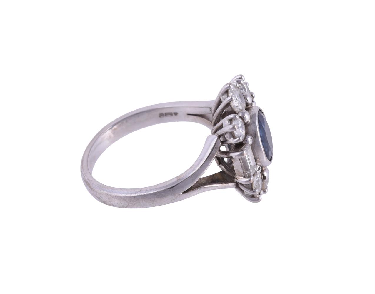 A SAPPHIRE AND DIAMOND CLUSTER RING - Bild 2 aus 2