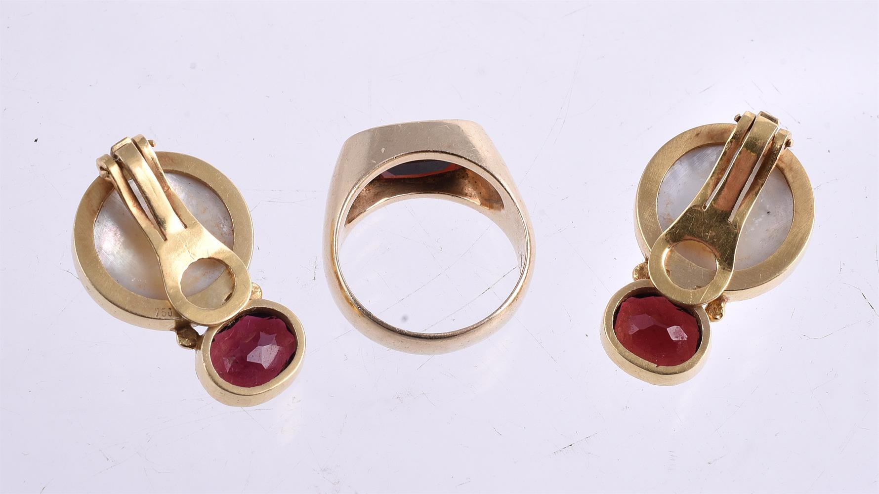 A PAIR OF MABÉ PEARL AND GARNET EAR CLIPS AND A GARNET RING - Bild 3 aus 3