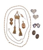 A SMALL COLLECTION OF GOLD COLOURED JEWELLERY