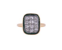 AN EARLY 20TH CENTURY DIAMOND AND EMERALD CLUSTER RING