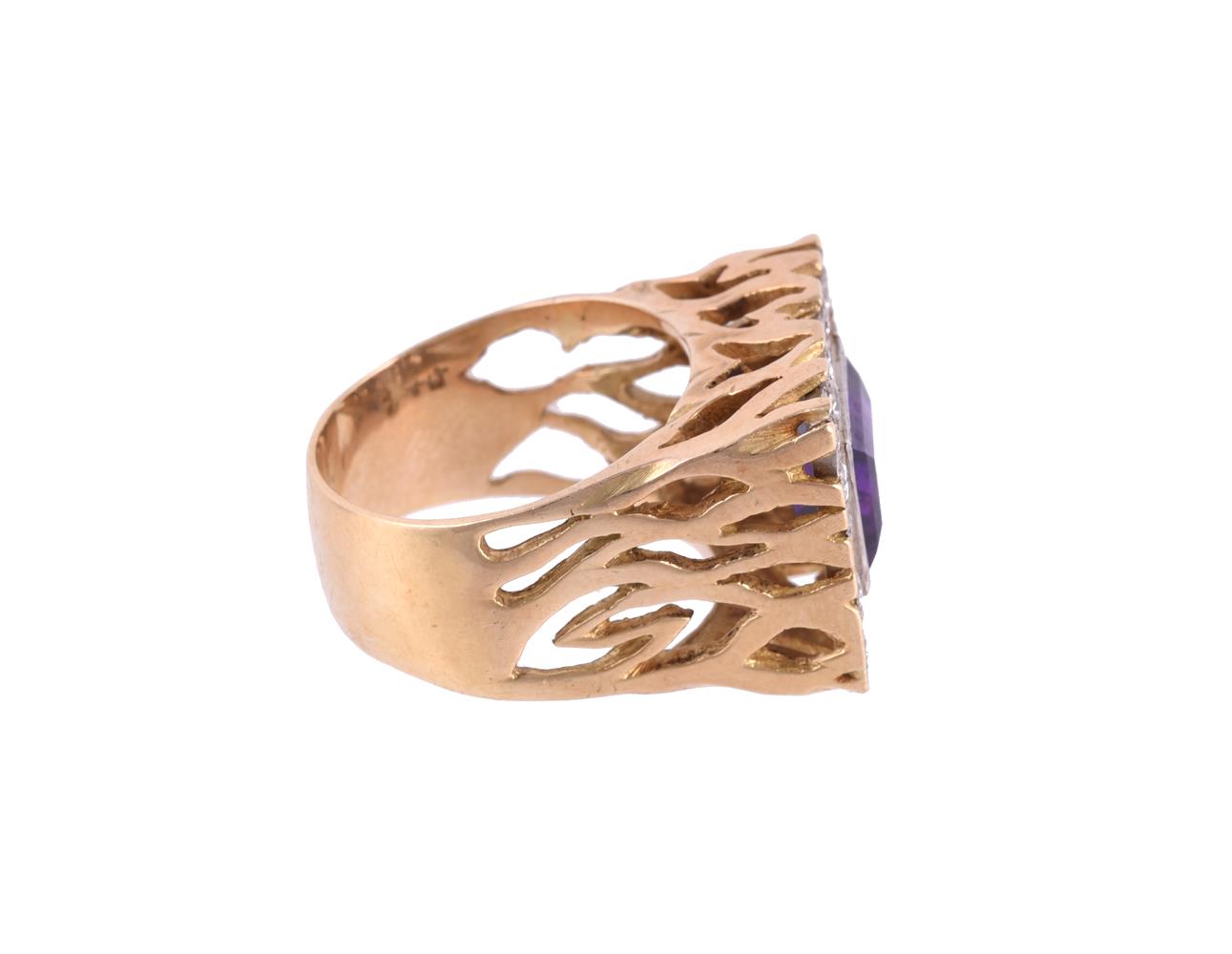 GREEN & WALKEY, AN AMETHYST AND DIAMOND RECTANGULAR CLUSTER RING, LONDON 1971 - Bild 2 aus 2