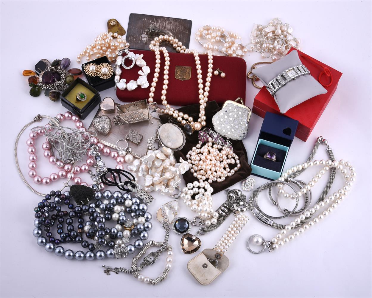 A COLLECTION OF COSTUME JEWELLERY