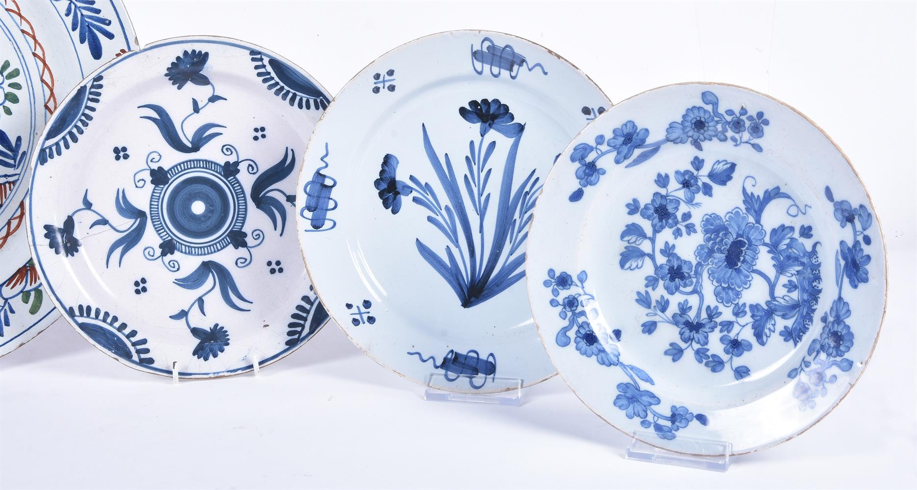 A selection of mostly English blue and white polychrome delft - Image 3 of 4