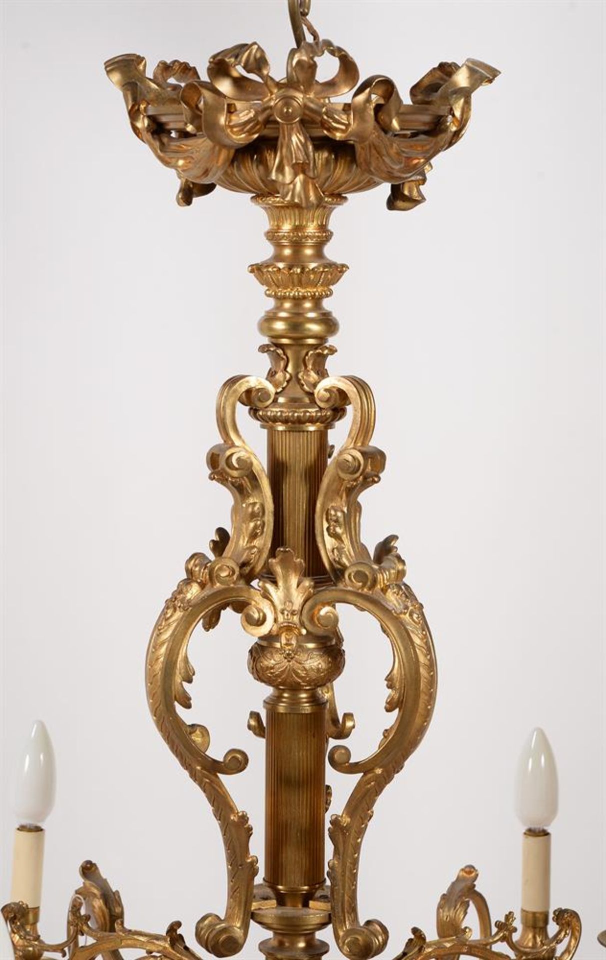 A twelve light brass and gilt chandelier in French taste - Bild 2 aus 3