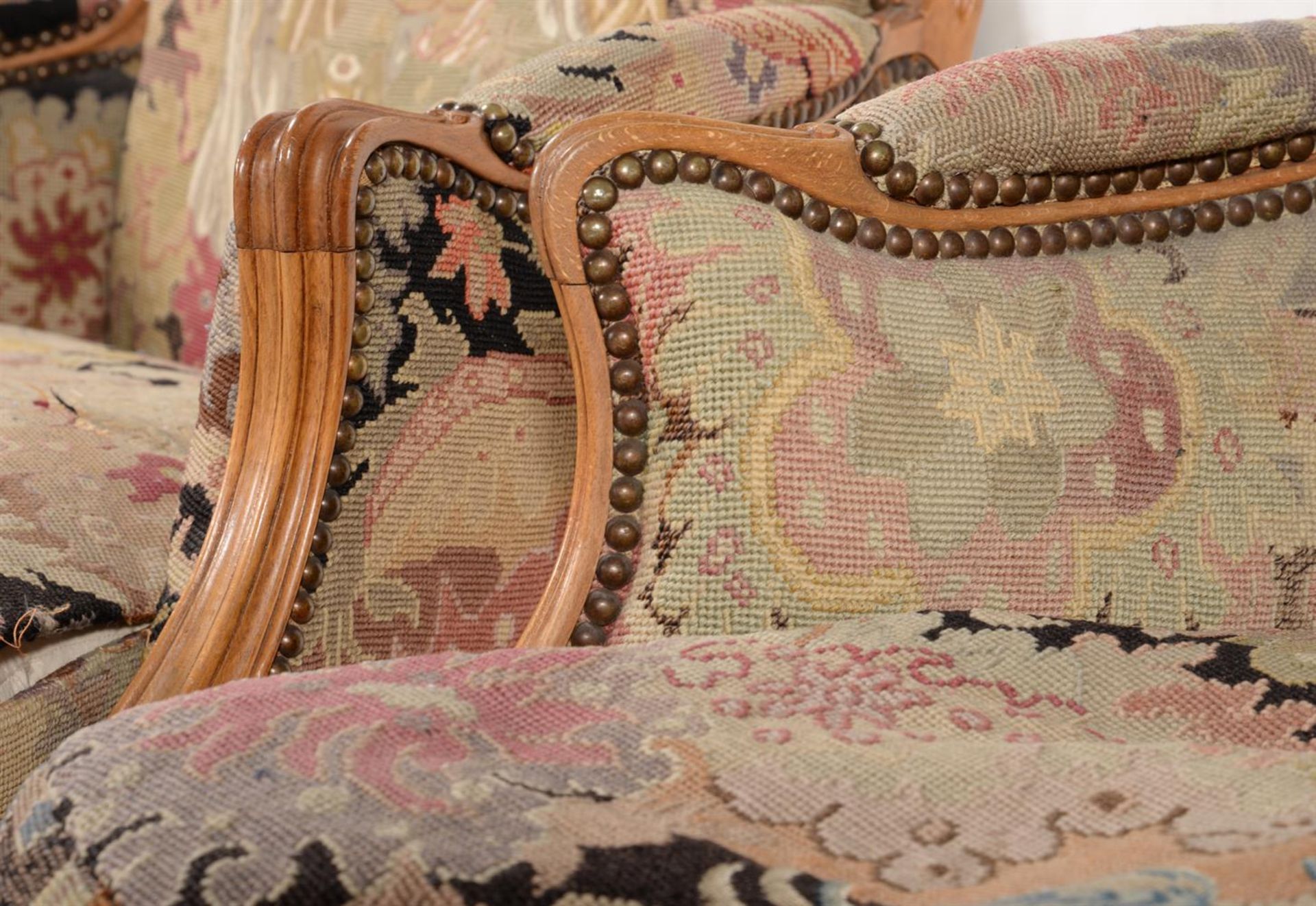 A beech and upholstered suite of seat furniture in Louis XV style - Bild 12 aus 13