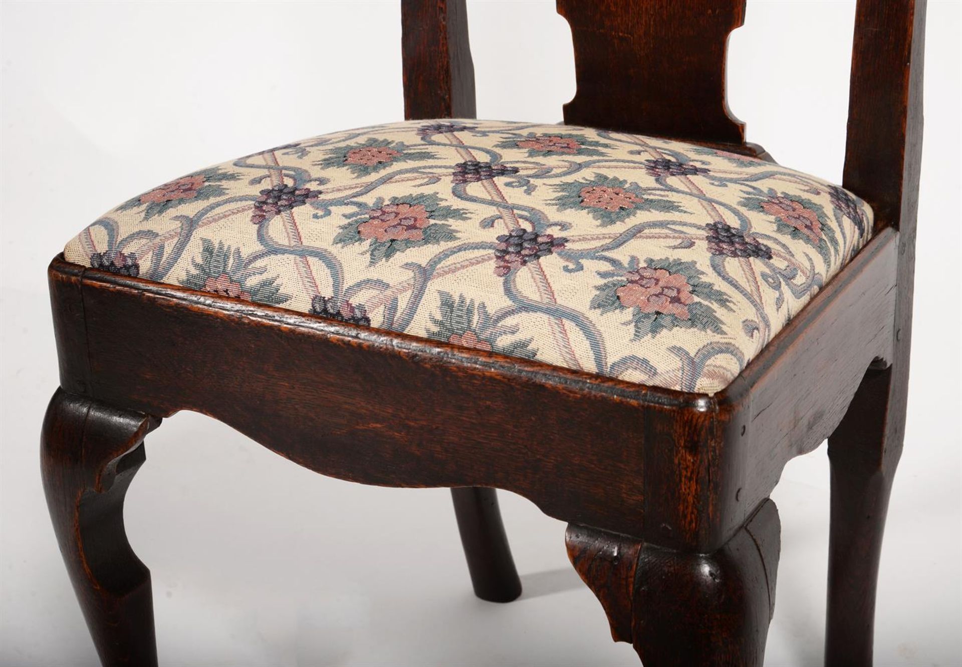 A pair of George II oak side chairs - Bild 4 aus 4