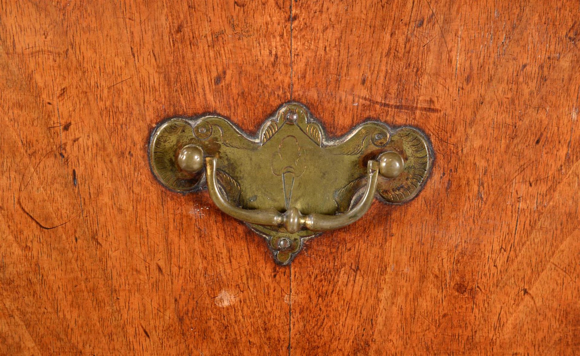 A George II walnut and pine chest on chest - Bild 3 aus 3