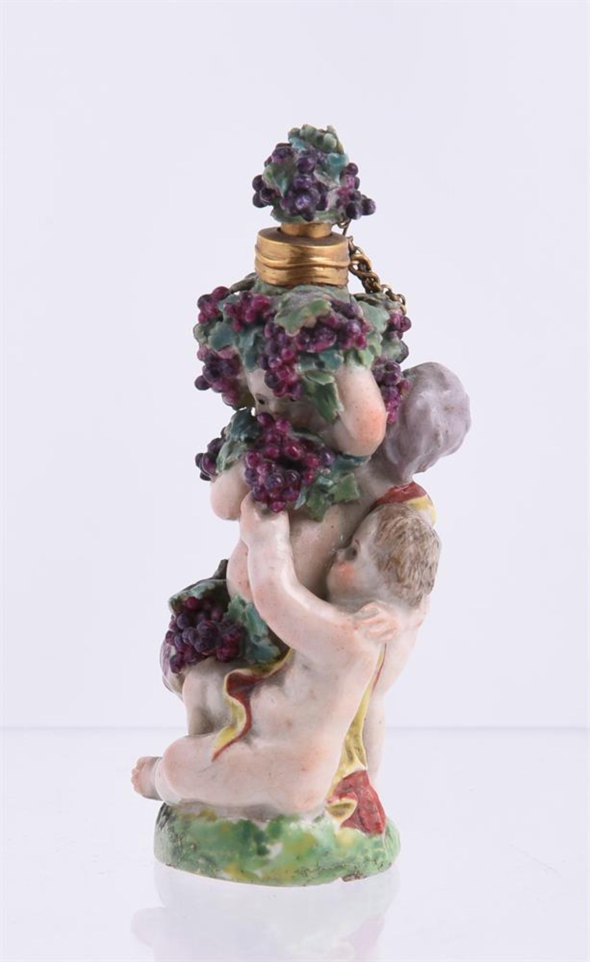 A Charles Gouyn St. James's factory type scent bottle and stopper of Bacchic putti with a faun - Bild 3 aus 4