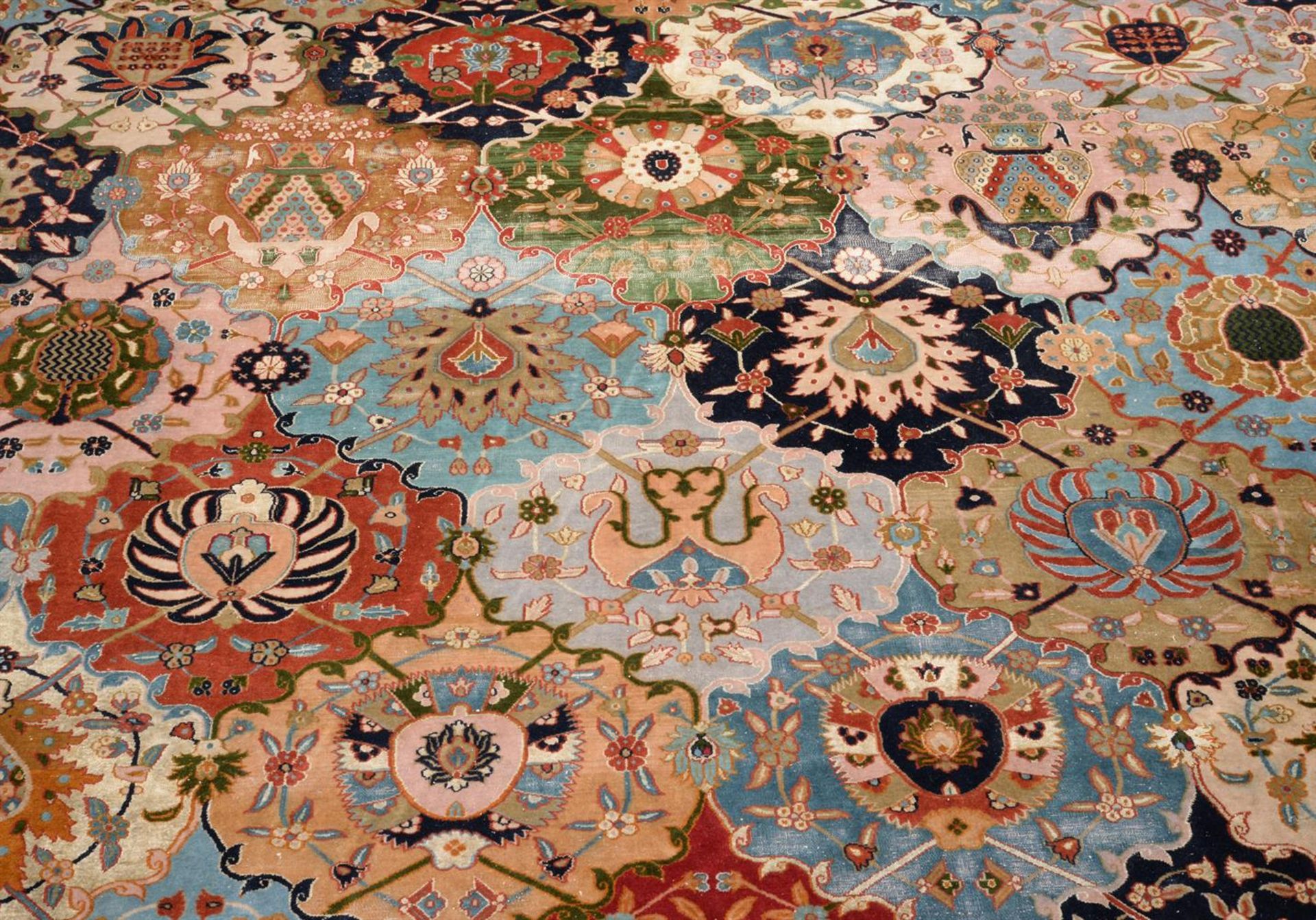 A Tabriz carpet - Bild 2 aus 3