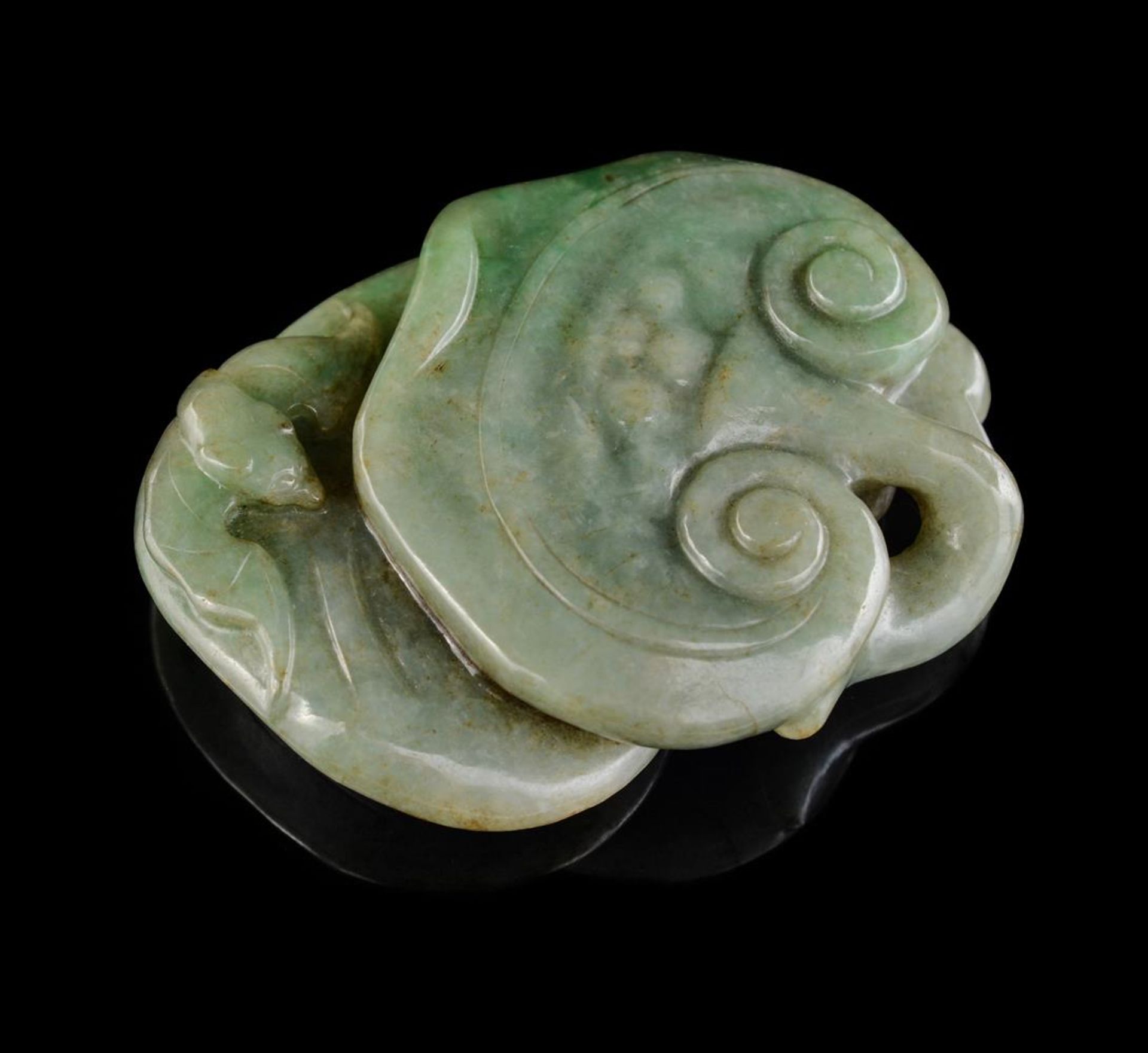 A group of five Chinese jade plaques and pendants - Image 15 of 16
