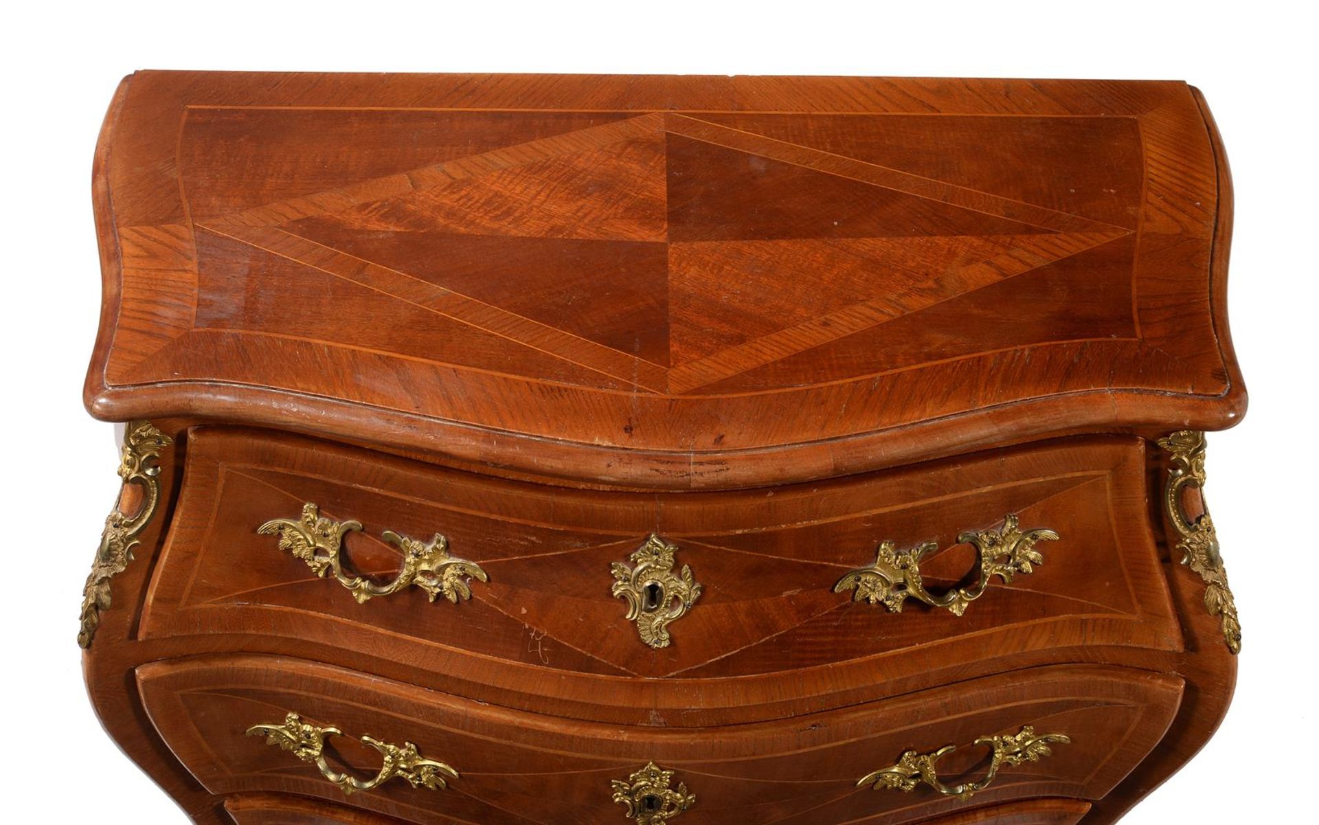 Y A French chestnut and kingwood banded commode in Louis XV/XVI transitional style - Image 4 of 4