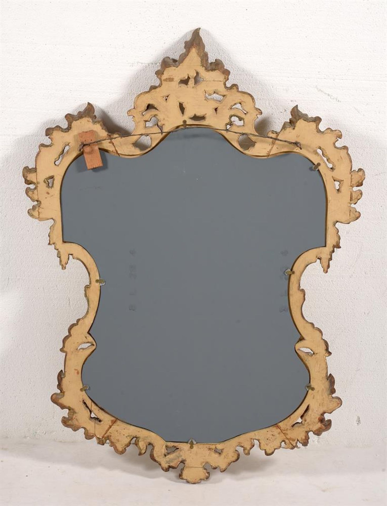 A pair of Continental carved giltwood wall mirrors in 18th century style - Image 3 of 4