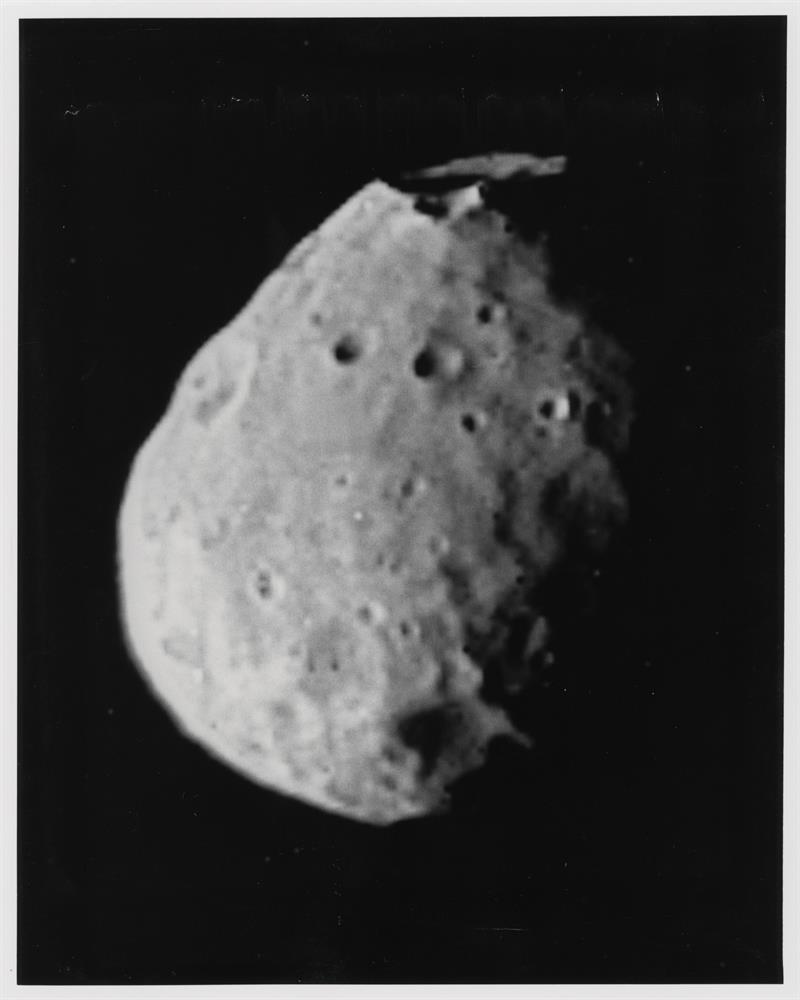 The first view of Phobos, the Martian moon, Viking Orbiter 1, 27 Jul 1979