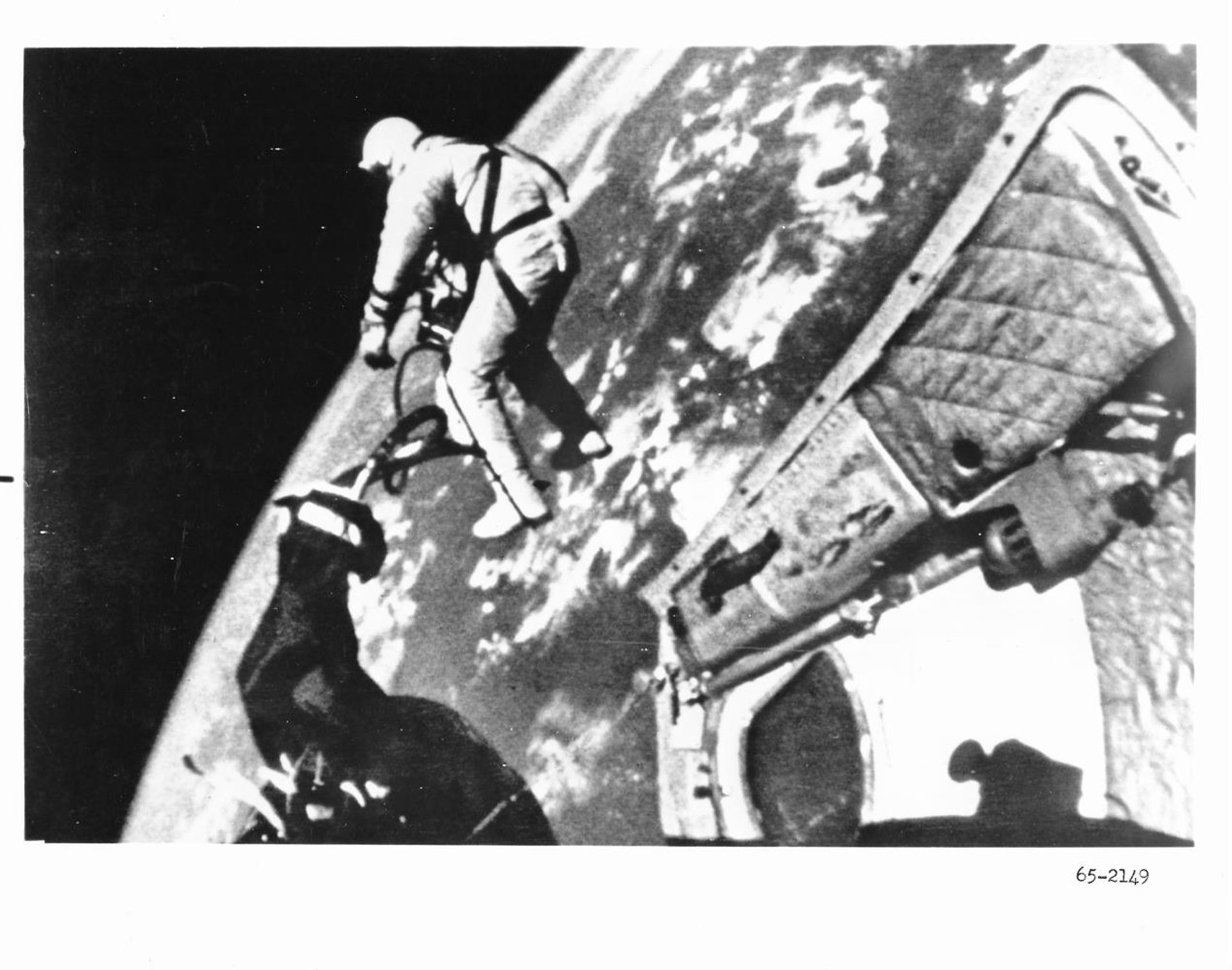 Ed White floats in zero gravity during the first U.S. EVA (2 b&w views), Gemini 4, 3-7 Jun1962 - Image 3 of 4