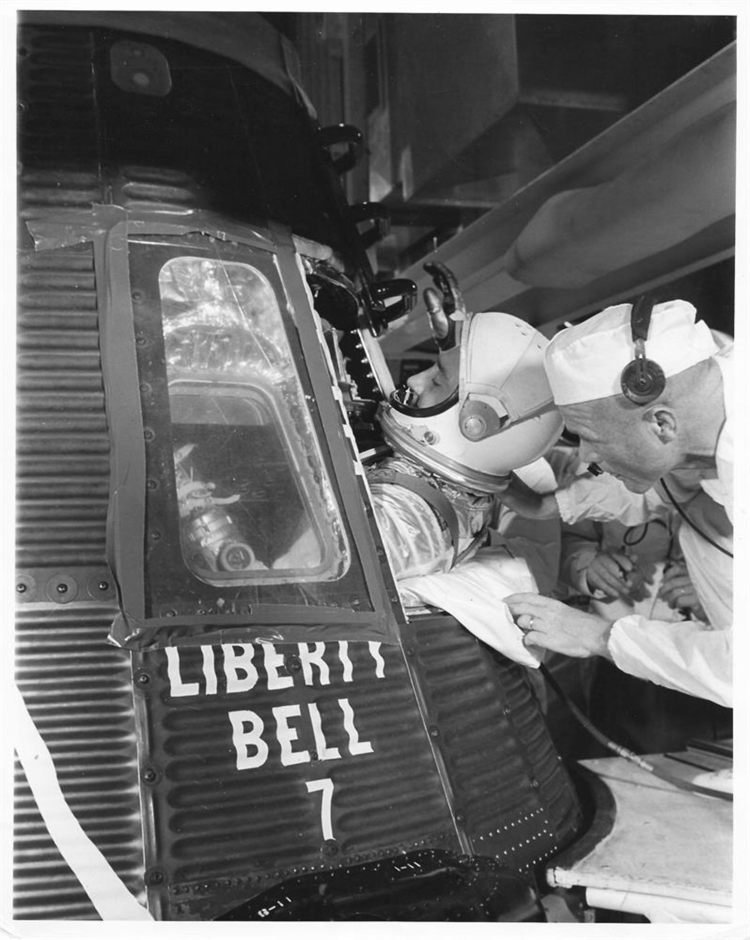 Second U.S. sub-orbital flight: the launch and recovery (4 views), Mercury-Redstone 4, 21 Jul 1961 - Image 4 of 9