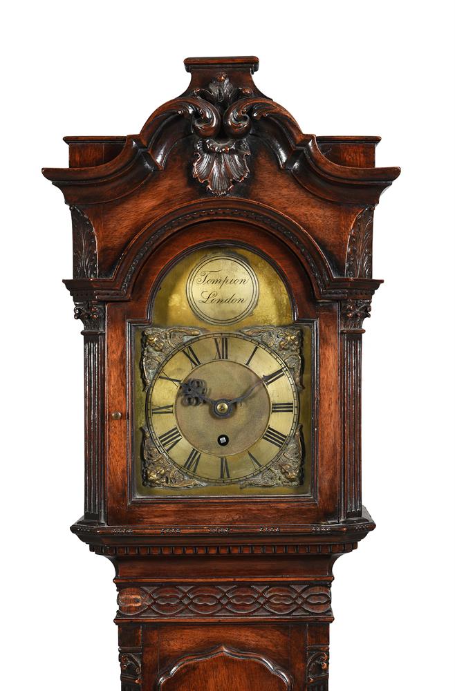 A GEORGE III STYLE CARVED MAHOGANY MINIATURE EIGHT-DAY LONGCASE TIMEPIECE - Image 2 of 5