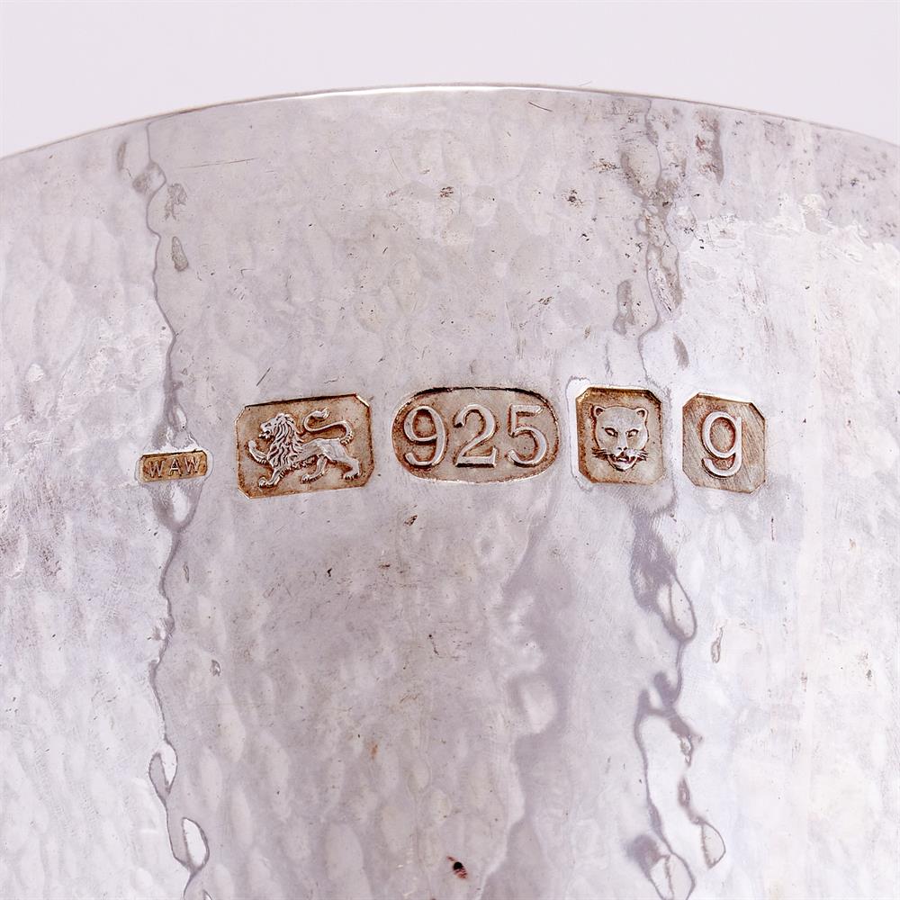 A SET OF FOUR HAMMERED SILVER SMALL BEAKERS, WILLIAM WELSTEAD LTD - Image 2 of 2