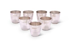 A SET OF SEVEN HAMMERED SILVER SMALL BEAKERS, WILLIAM WELSTEAD LTD
