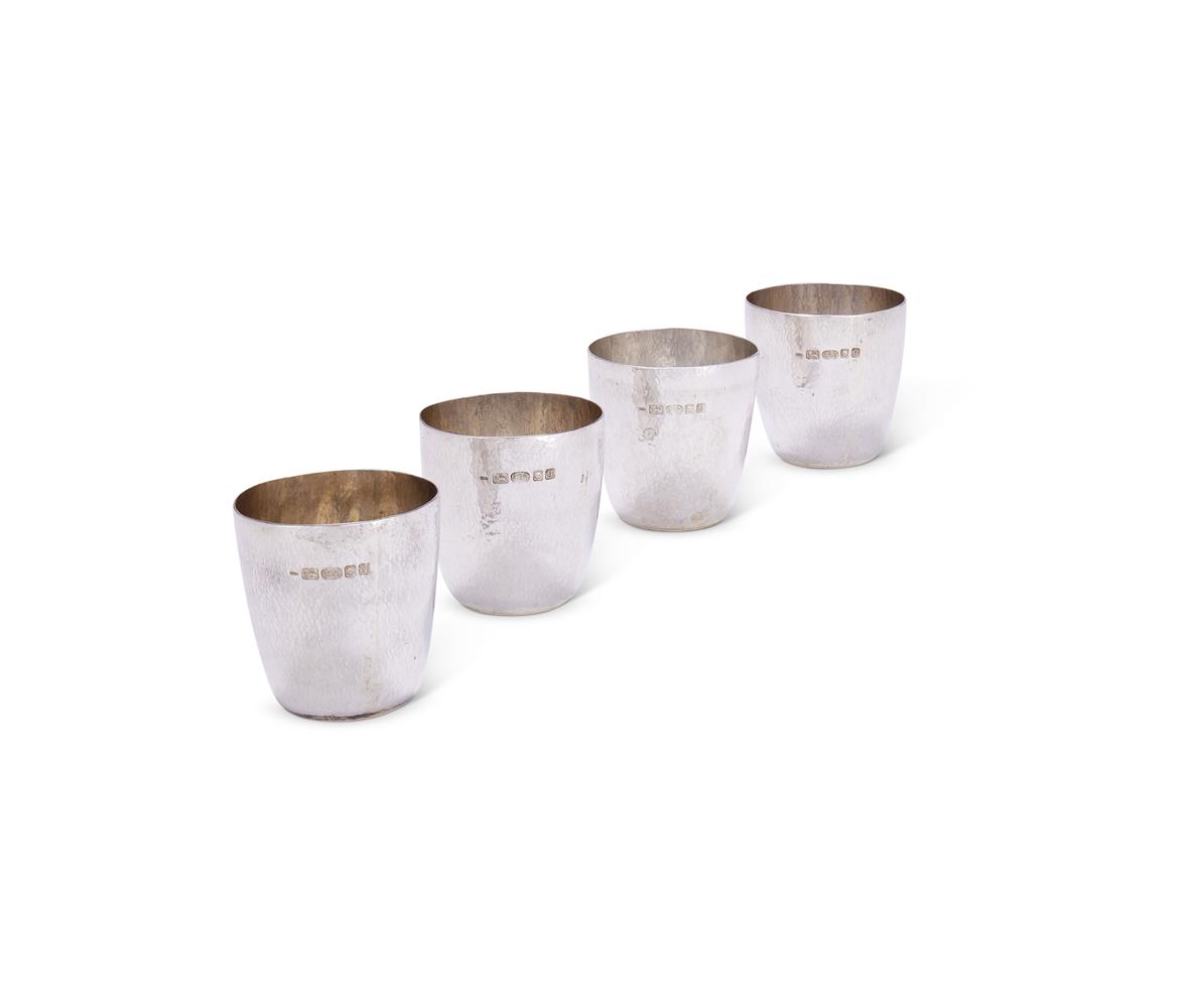 A SET OF FOUR HAMMERED SILVER SMALL BEAKERS, WILLIAM WELSTEAD LTD