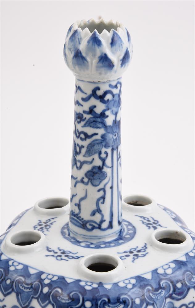 A PAIR OF CHINESE BLUE AND WHITE 'CROCUS' VASES - Image 2 of 3