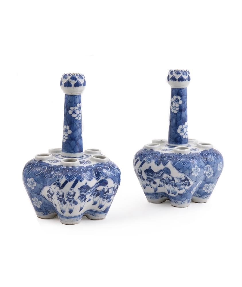 A PAIR OF CHINESE BLUE AND WHITE 'CROCUS' VASES