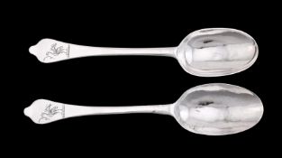 A PAIR OF QUEEN ANNE SILVER DOGNOSE SPOONS, WILLIAM PETLEY