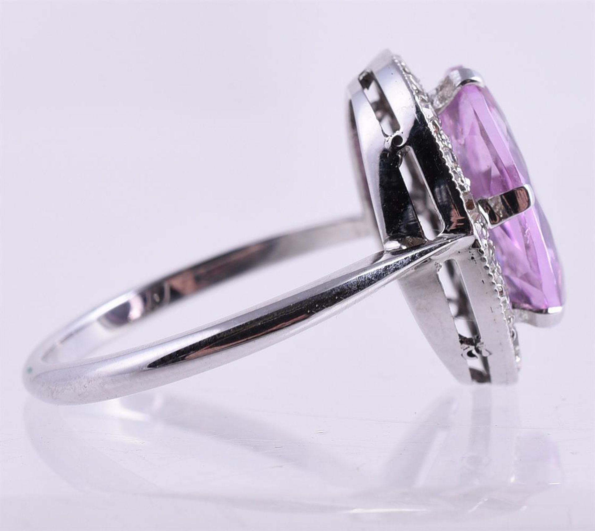 A PINK TOPAZ AND DIAMOND CLUSTER RING - Bild 2 aus 2