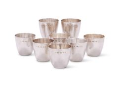 A SET OF EIGHT HAMMERED SILVER SMALL BEAKERS, WILLIAM WELSTEAD LTD