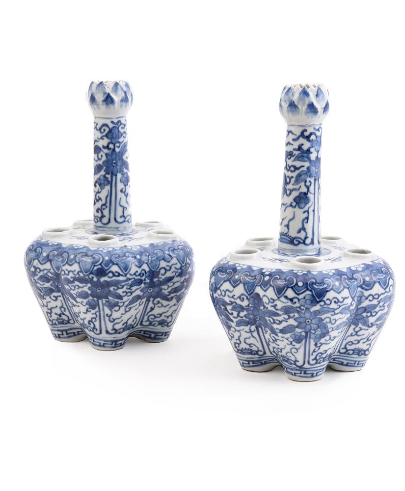 A PAIR OF CHINESE BLUE AND WHITE 'CROCUS' VASES