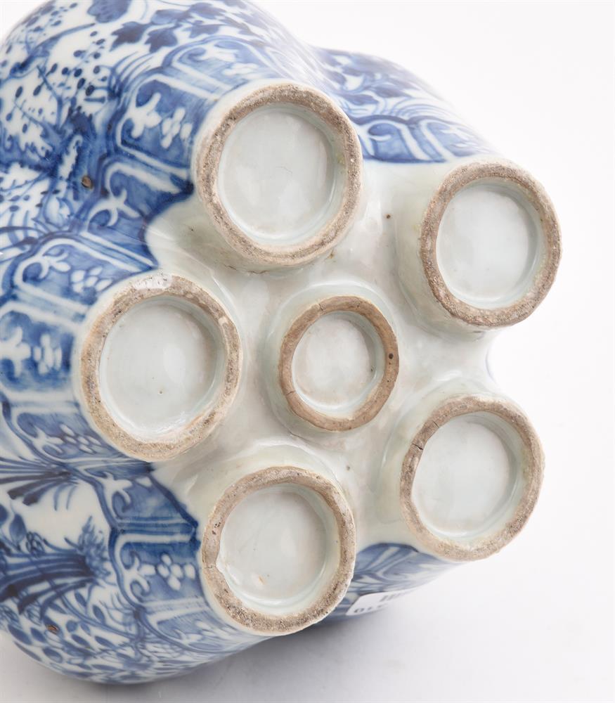 TWO CHINESE BLUE AND WHITE 'CROCUS' VASES - Image 3 of 3