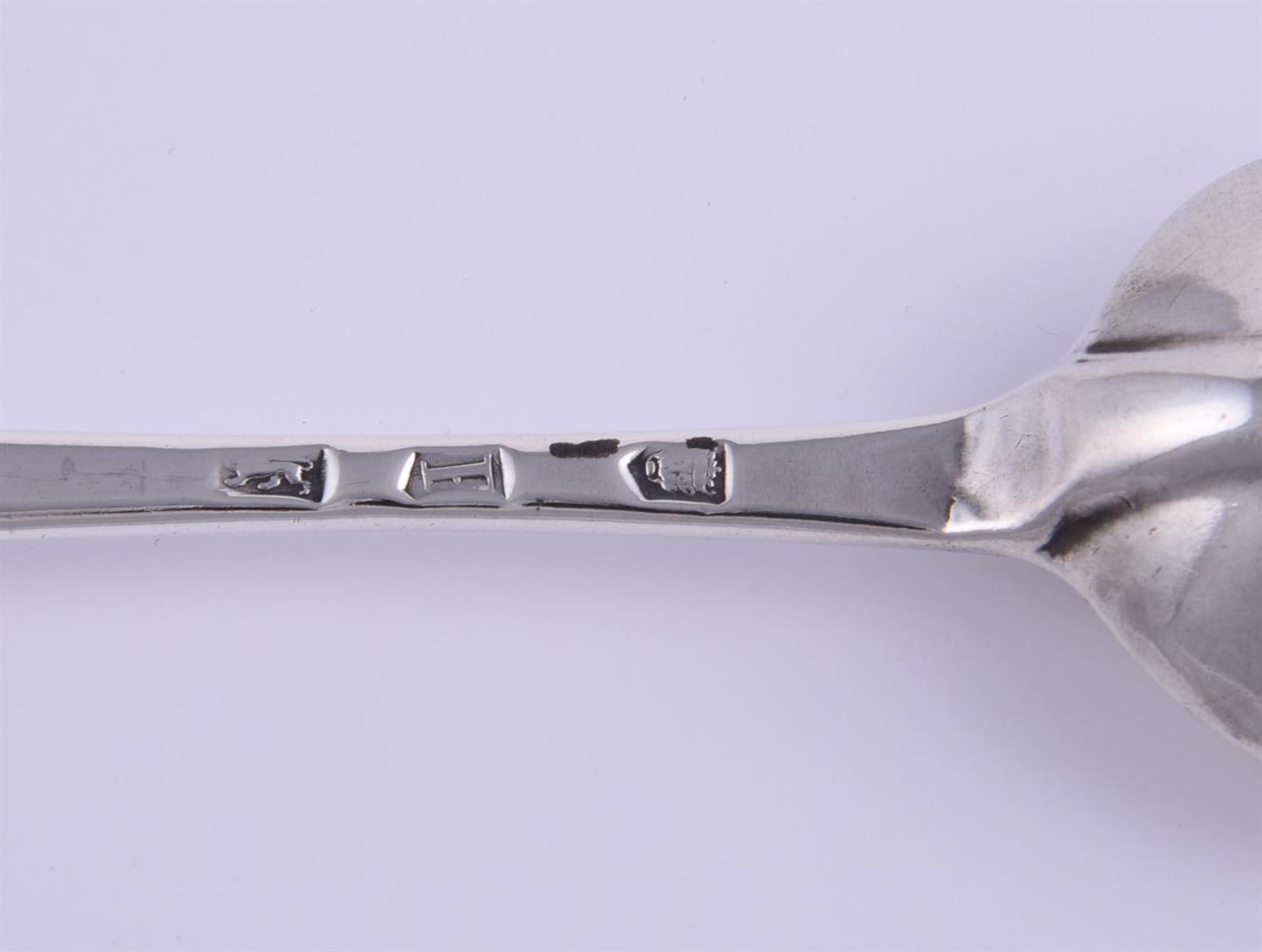 A GEORGE I WEST COUNTRY SILVER HANOVERIAN TABLE SPOON, NO MAKER'S MARK, EXETER 1717 - Bild 2 aus 3
