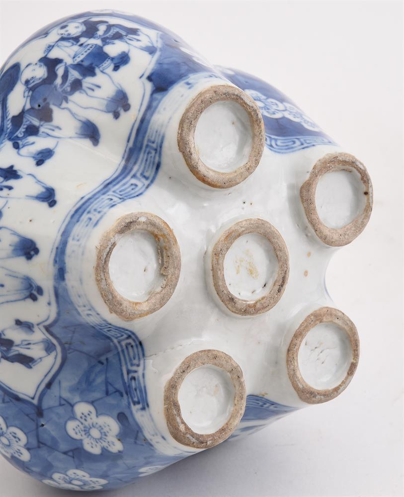 A PAIR OF CHINESE BLUE AND WHITE 'CROCUS' VASES - Image 3 of 3