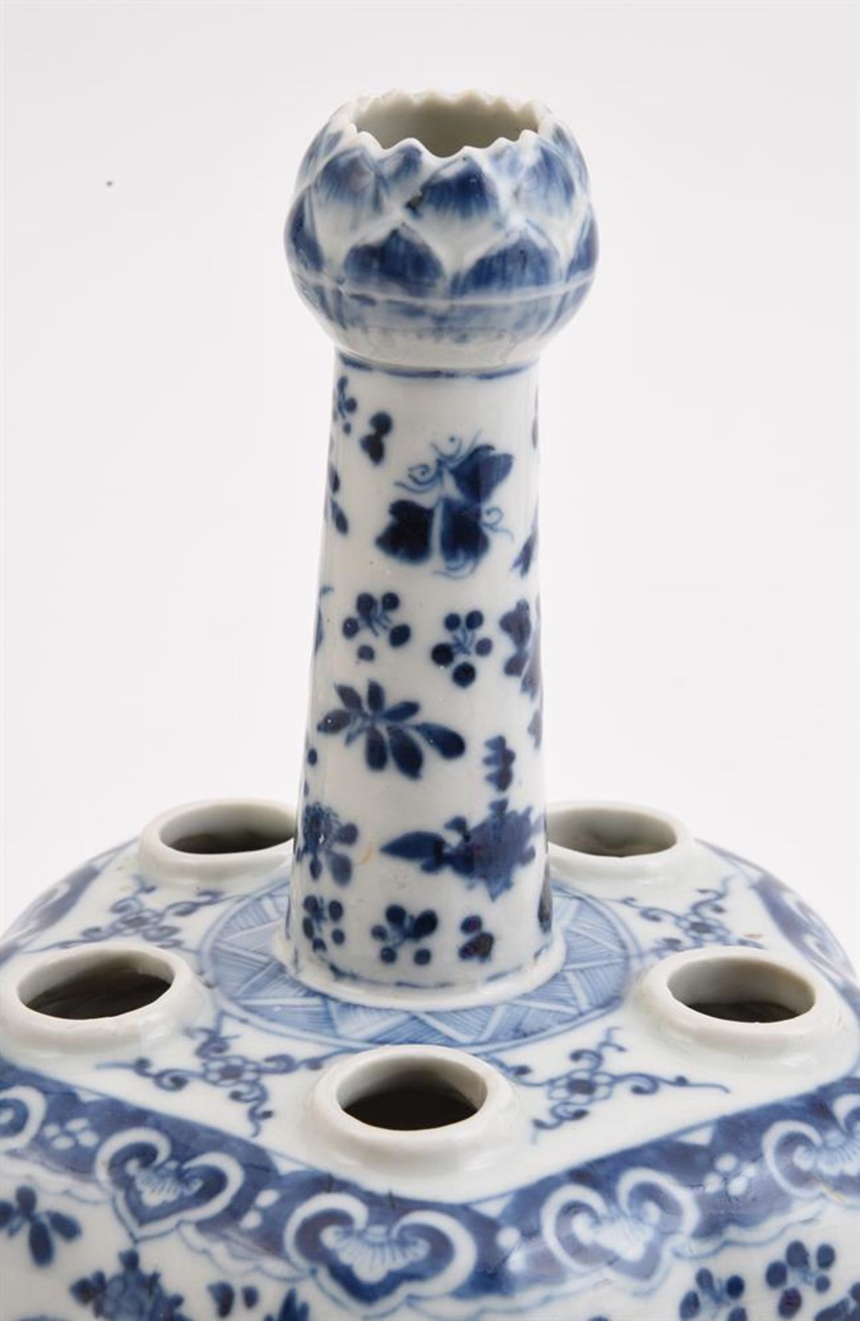 TWO CHINESE BLUE AND WHITE 'CROCUS' VASES - Bild 2 aus 3