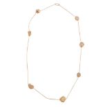 A GOLD COLOURED AND TUMBLED QUARTZ NECKLACE