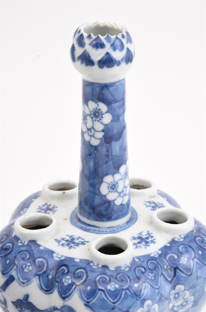 A PAIR OF CHINESE BLUE AND WHITE 'CROCUS' VASES - Image 2 of 3