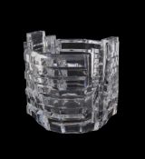 A LARGE CLEAR AND CUT GLASS ICE BUCKET